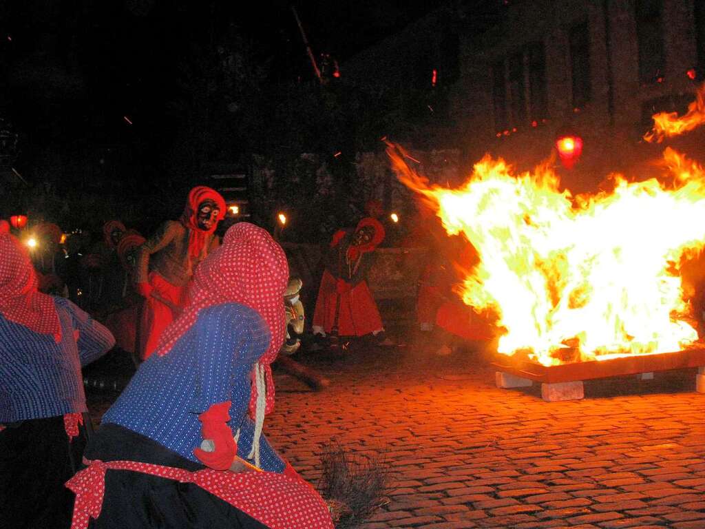 Hexen versammeln sich auf dem Waldkircher Marktplatz zum Hexensabbat.