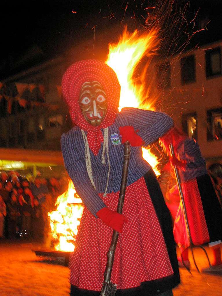 Hexen versammeln sich auf dem Waldkircher Marktplatz zum Hexensabbat.