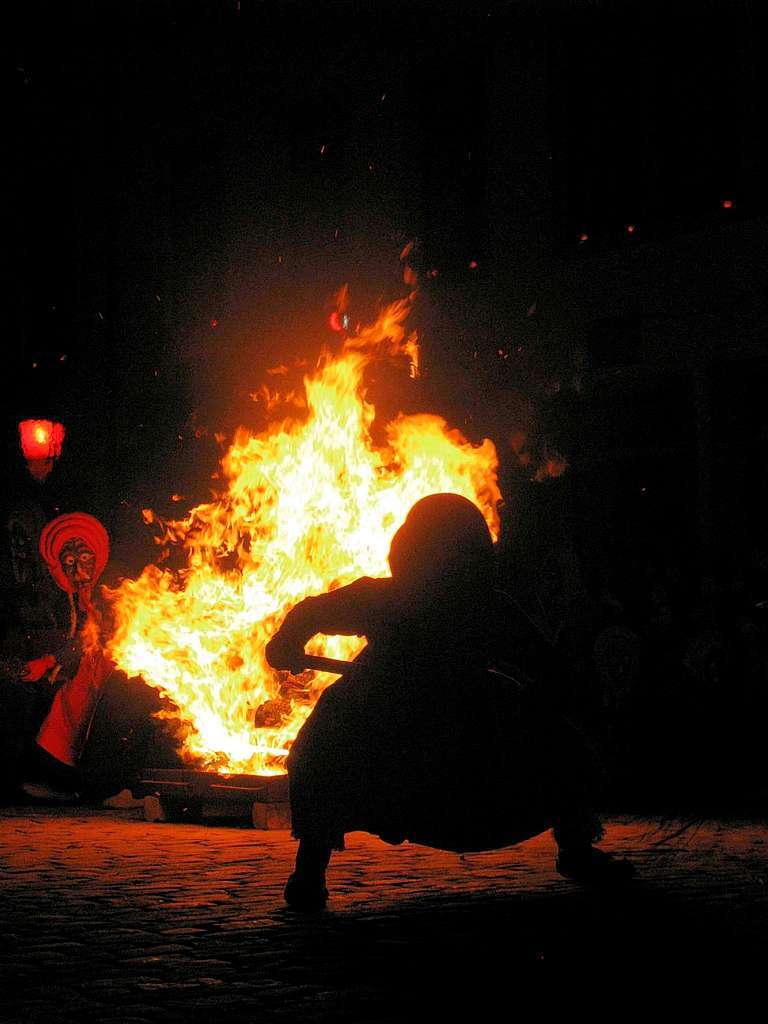 Hexen versammeln sich auf dem Waldkircher Marktplatz zum Hexensabbat.