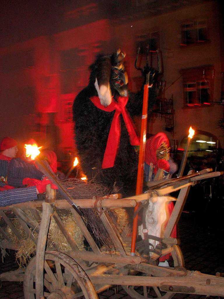 Hexen versammeln sich auf dem Waldkircher Marktplatz zum Hexensabbat.