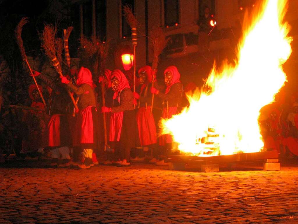 Hexen versammeln sich auf dem Waldkircher Marktplatz zum Hexensabbat.