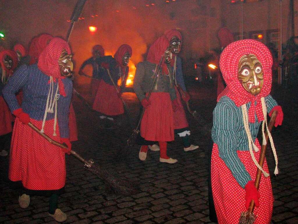 Hexen versammeln sich auf dem Waldkircher Marktplatz zum Hexensabbat.