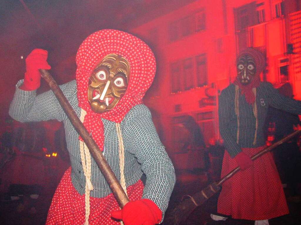 Hexen versammeln sich auf dem Waldkircher Marktplatz zum Hexensabbat.