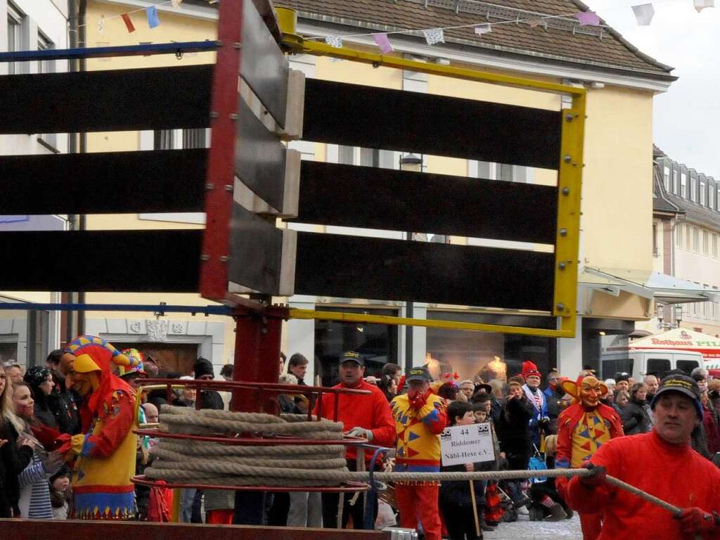 Eine Riesenrätsche führten die Emmendinger Hansele mit sich Eine Riesenrätsche führten die Emmendinger Hansele mit sich