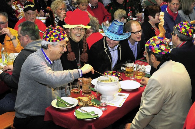 Lassen sich&#8217;s schmecken: Die   B...chbach (mit Bollenhut) beim Elferrat.   | Foto: thomas kunz