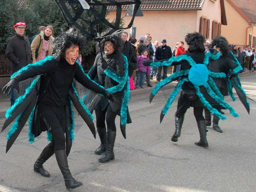 Die Sasbacher Sngerfrauen tanzten als „Spinnhuddl“ durch die Straen.