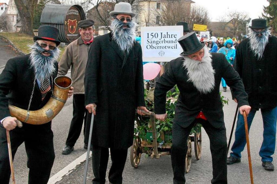 Auf das Jubiläumsfest des Sängerbunds machten diese betagten Herren beim Umzug in Oberrotweil aufmerksam. (Foto: Herbert Trogus) Auf das Jubiläumsfest des Sängerbunds machten diese betagten Herren beim Umzug in Oberrotweil aufmerksam. (Foto: Herbert Trogus)
