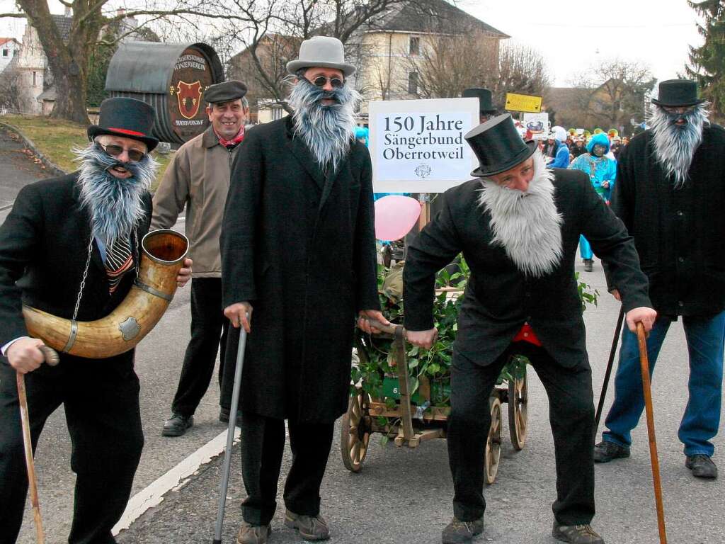 Auf das Jubilumsfest des Sngerbunds machten diese betagten Herren beim Umzug in Oberrotweil aufmerksam.