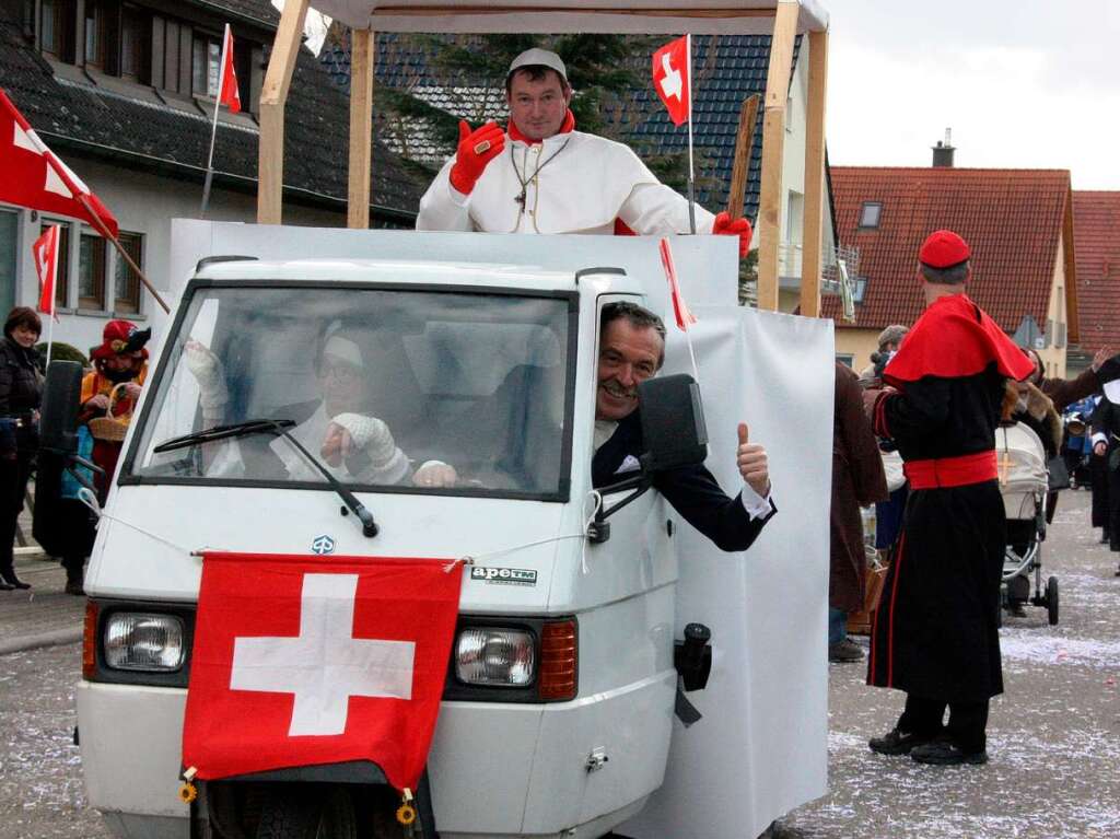 Der Papst segnete die Narren beim Umzug in Gndlingen.