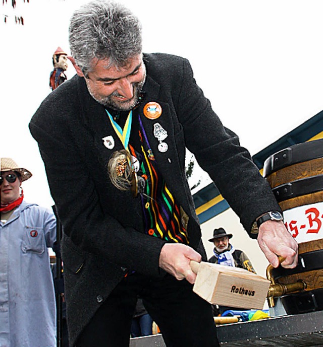 Michael Thater schlug krftig zu, denn...ste warteten schon auf das Freibier.   | Foto: Jrn Kerckhoff