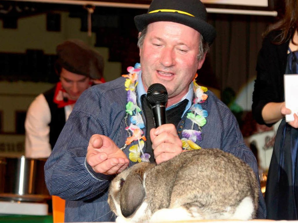 Pfarrer Alois Schuler schien nicht so ...ssen, das man ihm da vorsetzen wollte.  | Foto: Michael Saurer