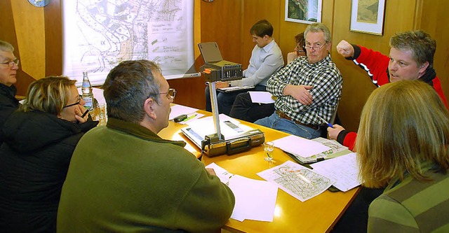 Frster Siegbert Locher (rechts) erlu...im Staatswald der Gemarkung Langenau.   | Foto: Edgar Steinfelder