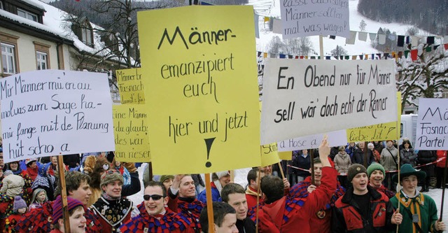 Demonstration vor dem Todtnauer Narren...ird gerade Richter   Wehrle bestochen.  | Foto: Verena Wehrle