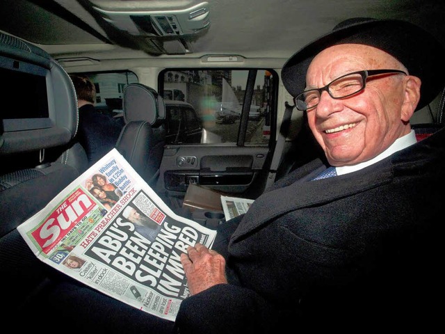 Verleger Rupert Murdoch mit einer Ausg...ulevardblatt auch sonntags erscheinen. | Foto: dpa Verleger Rupert Murdoch mit einer Ausg...ulevardblatt auch sonntags erscheinen. | Foto: dpa