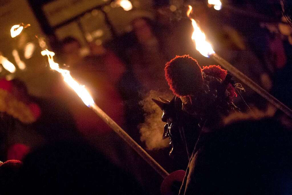 Schaurig-schön: Der Fackelumzug der Schuttig am Fasnetssonntag in Elzach Schaurig-schön: Der Fackelumzug der Schuttig am Fasnetssonntag in Elzach