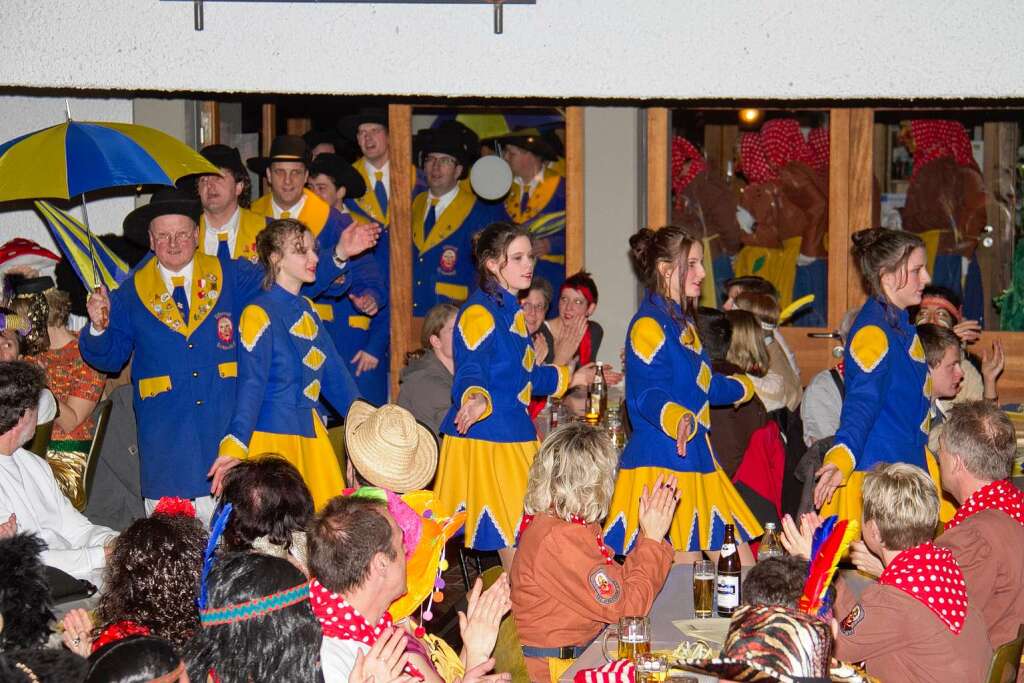 Garde und Elferrat beim Einzug in die Halle