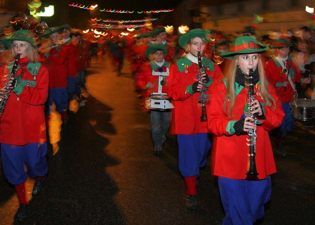 Feuriges Spektakel in Oberwinden: Fackelumzug und Fürst-Erich-Feuerwerk Feuriges Spektakel in Oberwinden: Fackelumzug und Fürst-Erich-Feuerwerk