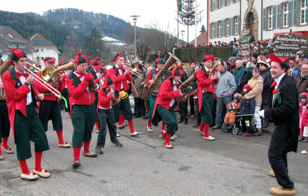 So viele Teilnehmer wie noch nie waren beim nrrischen Umzug in Mnstertal dabei.