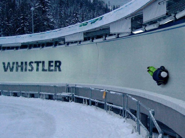 Schrglage: Unser Autor auf dem Skeleton im olympischen Eiskanal.  | Foto: British Columbia/Stefan Zahler