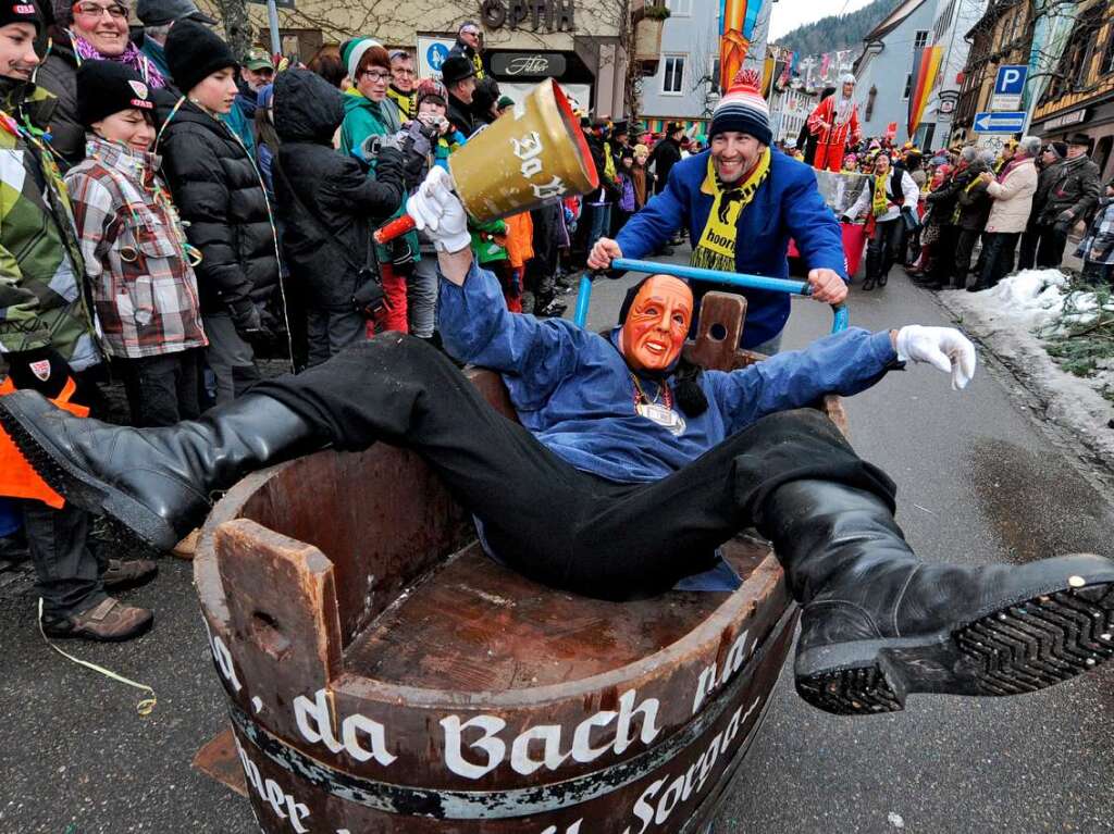 Peter Sauer als Startfahrer wird im Rahmen der traditionellen Da-Bach-Na-Fahrt in Schramberg im Zuber die Straße herabgefahren. Peter Sauer als Startfahrer wird im Rahmen der traditionellen Da-Bach-Na-Fahrt in Schramberg im Zuber die Straße herabgefahren.