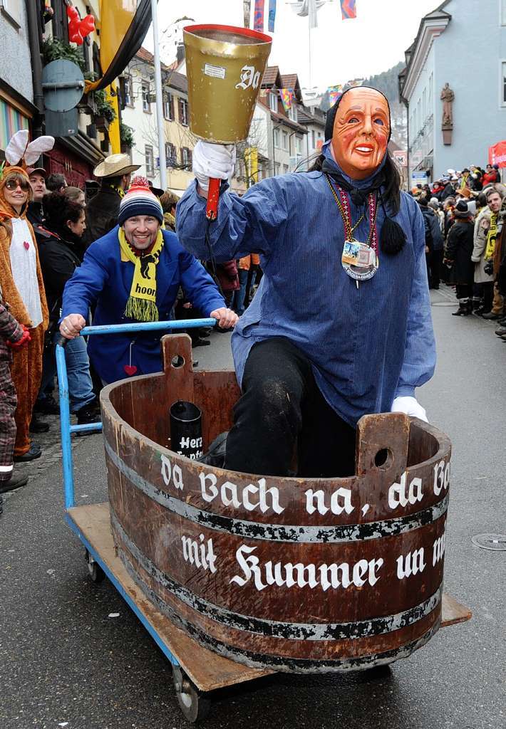 Peter Sauer als Startfahrer wird im Rahmen der traditionellen Da-Bach-Na-Fahrt in Schramberg im Zuber die Straße herabgefahren. Peter Sauer als Startfahrer wird im Rahmen der traditionellen Da-Bach-Na-Fahrt in Schramberg im Zuber die Straße herabgefahren.