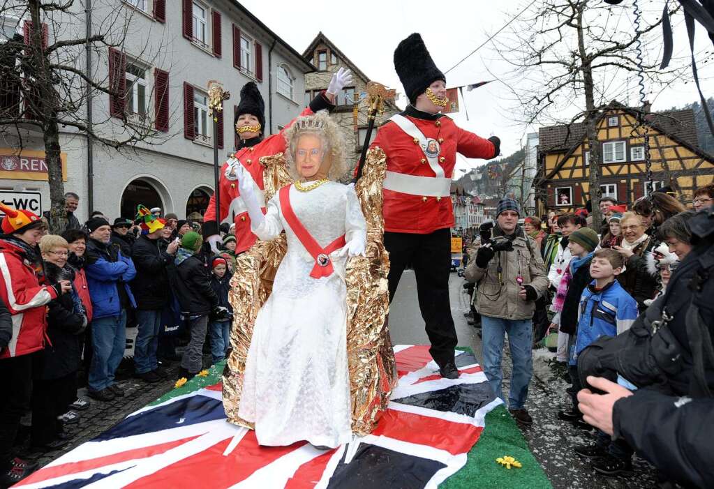 Cindy Seifert und Gaby Kopf fahren auf dem Zuber mit dem Thema englisches Königshaus die Straße herab. Cindy Seifert und Gaby Kopf fahren auf dem Zuber mit dem Thema englisches Königshaus die Straße herab.