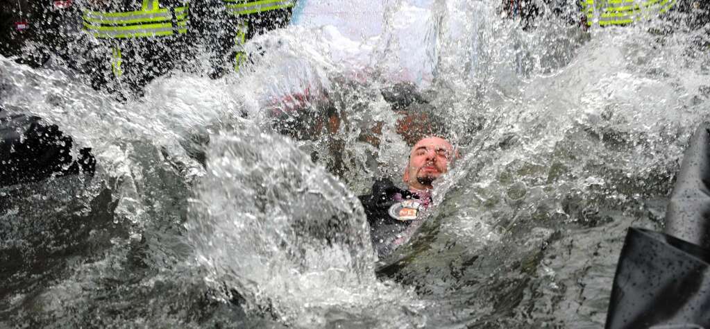 Ein Teilnehmer der Da-Bach-Na-Fahrt springt in der Innenstadt in ein Wasserbecken. Ein Teilnehmer der Da-Bach-Na-Fahrt springt in der Innenstadt in ein Wasserbecken.