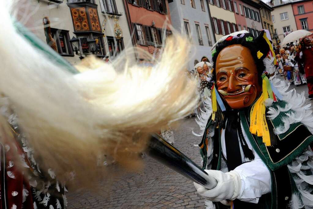Mit handgeschnitzten Holzmasken und farbigen Kostmen sind am Montag tausende Narren durch die Rottweiler Innenstadt gezogen.