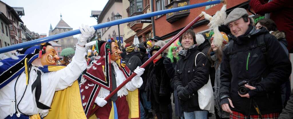 Mit handgeschnitzten Holzmasken und farbigen Kostmen sind am Montag tausende Narren durch die Rottweiler Innenstadt gezogen.