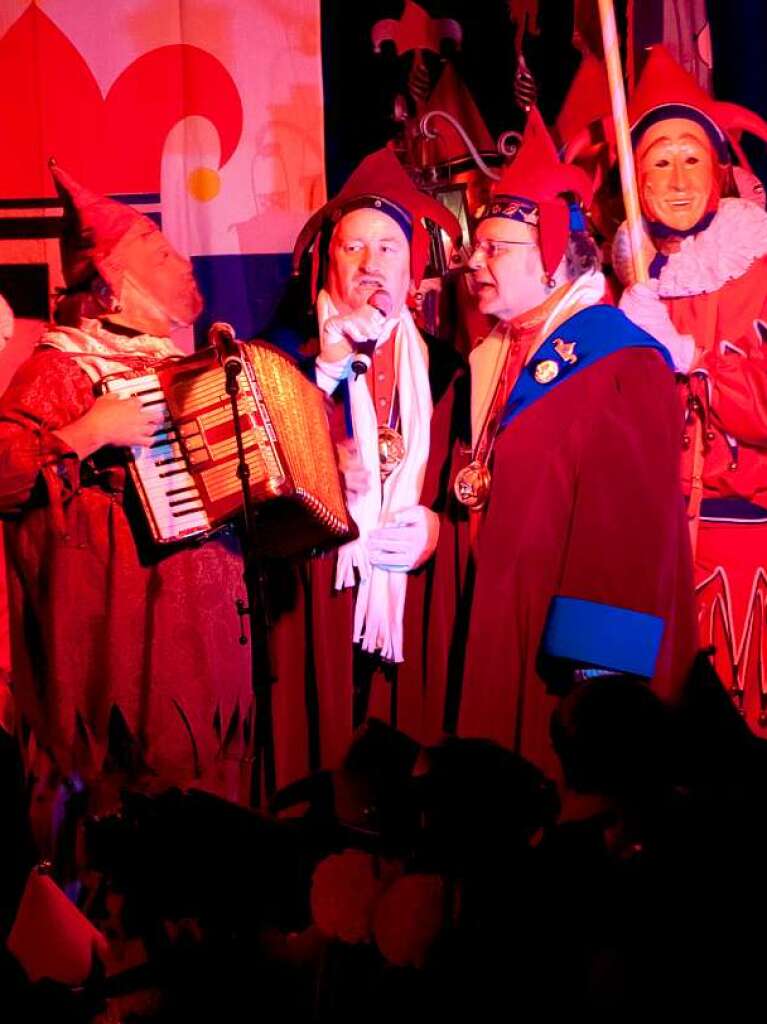 Nrrisches Spektakel im jokili-roten Scheinwerferlicht mit traditionellen Fasnetliadli und -sprichli.