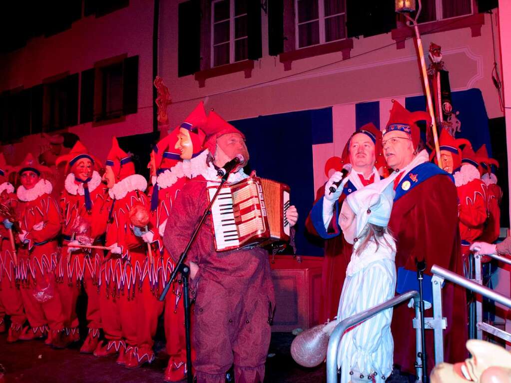 Nrrisches Spektakel im jokili-roten Scheinwerferlicht mit traditionellen Fasnetliadli und -sprichli.