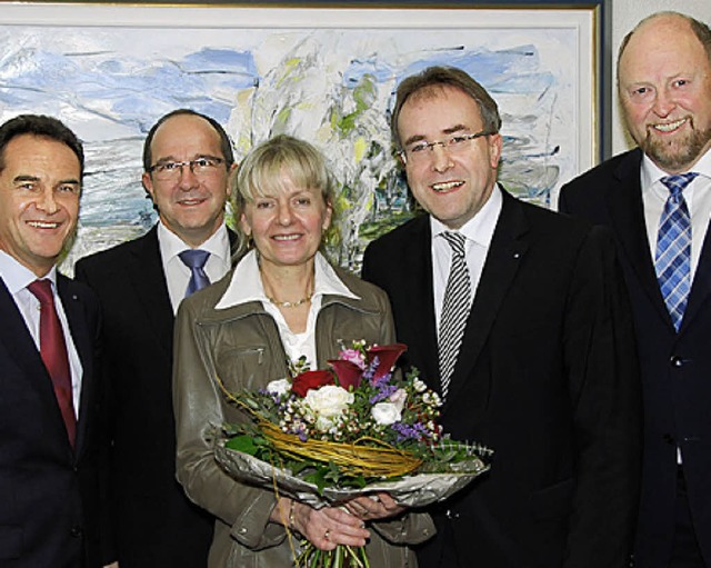 Vorstandsmitglieder der Volksbank vera...edeten Ulrike Hummel in den Ruhestand.  | Foto: ZVG