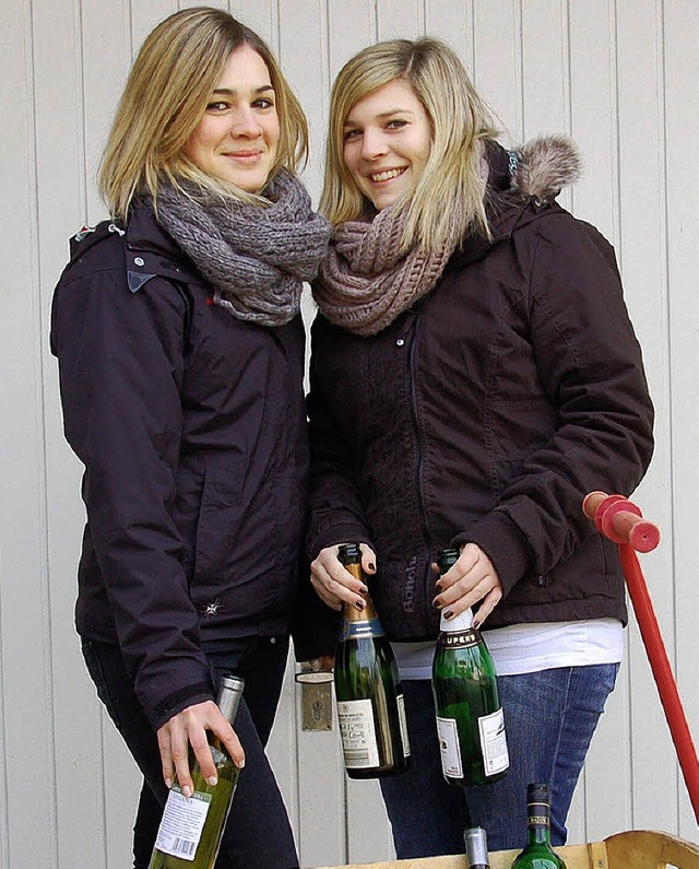 Annika Folke (links) und Hanna Brschi...h als Flaschenpost vom Messmersgrund.   | Foto: wolfgang beck