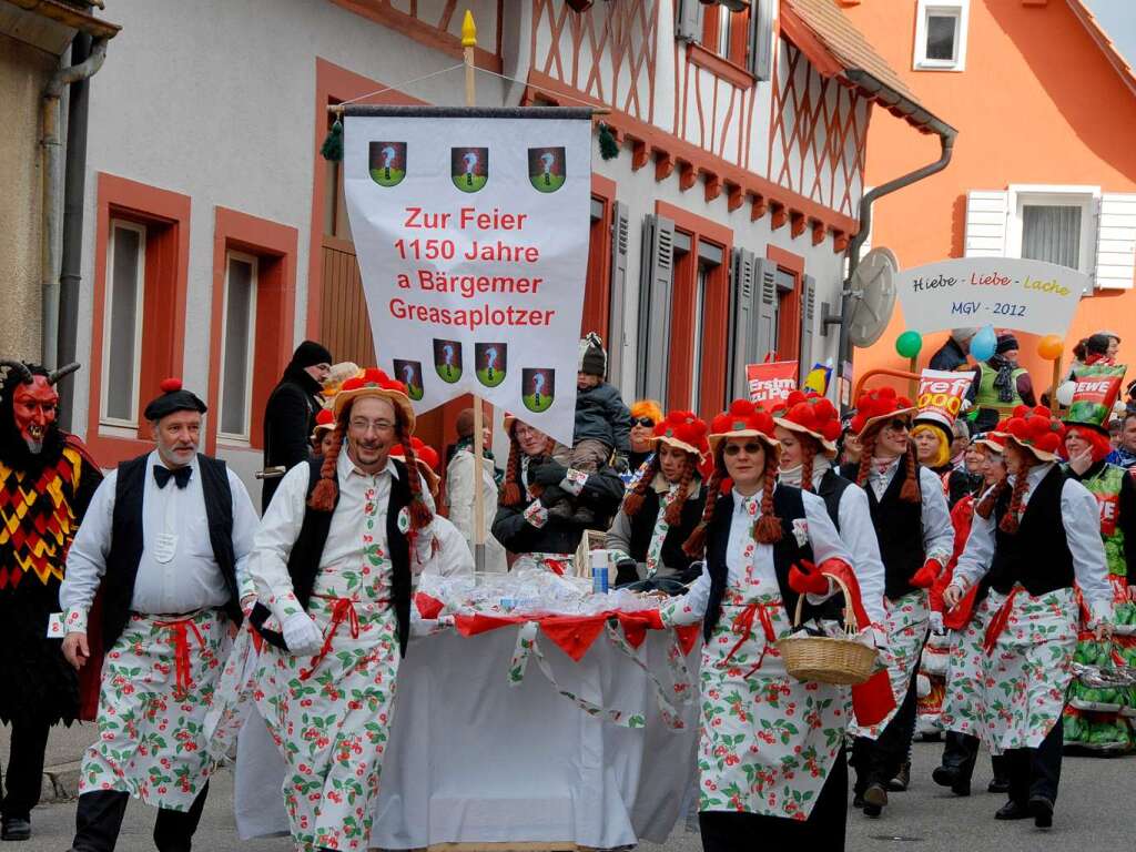 Umzug in Kiechlinsbergen: Farbenprchtig mit Bollenhut und Greasaplotzer kam der Mandolinen- und Gitarrenverein.