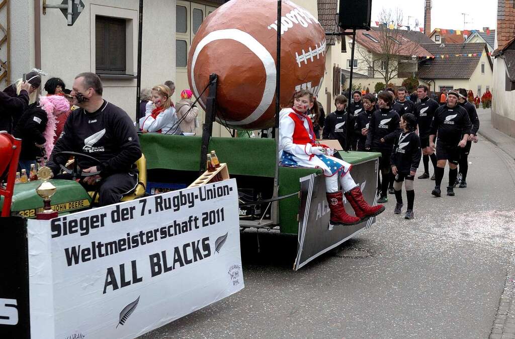 Rosenmontag in Wyhl: die Rugbymannschaft aus Neuseeland.