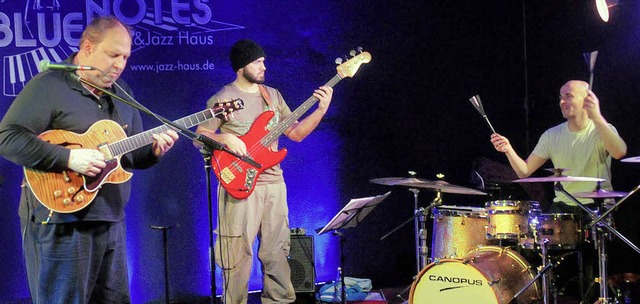 Der Gitarrist Frank Haunschild (links)...lagzeug) beim Auftritt im Blue Notes.   | Foto: Wolfgang Knstle
