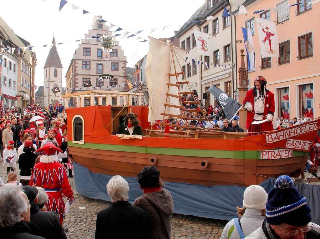 Groer Umzug der Endinger Jokili: Die Bahnhfler navigieren mit ihrem Piratenschiff durch die Altstadt.