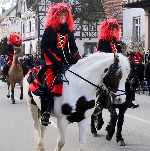 Nrrische Frauen kamen stolz auf Pferden im Missner Umzug geritten . . .  | Foto: Wolfgang Knstle