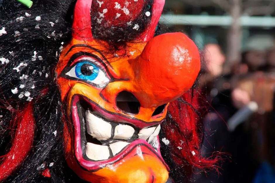 Die Narren strahlen mit der Sonne um die Wette beim Rosenmontags-Umzug in Bad Krozingen. (Foto: Alexander Huber) Die Narren strahlen mit der Sonne um die Wette beim Rosenmontags-Umzug in Bad Krozingen. (Foto: Alexander Huber)