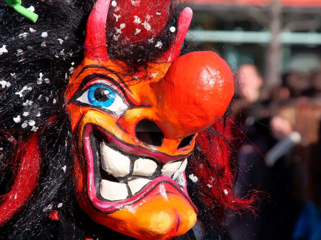 Die Narren strahlen mit der Sonne um die Wette beim Rosenmontags-Umzug in Bad Krozingen.