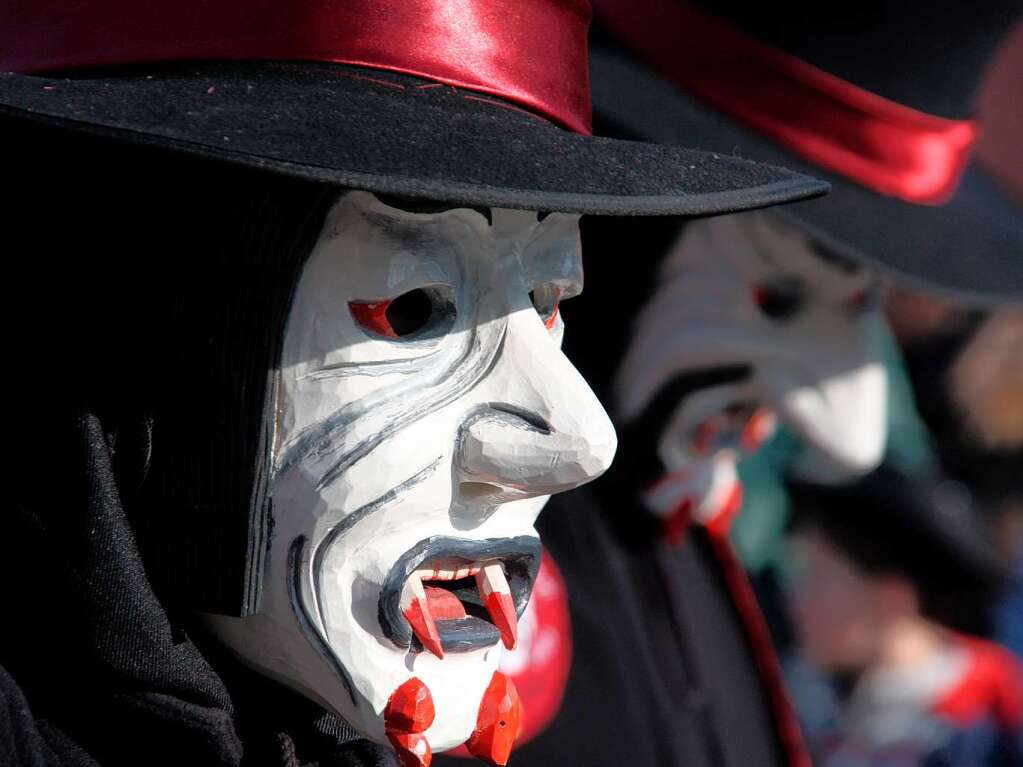 Die Narren strahlen mit der Sonne um die Wette beim Rosenmontags-Umzug in Bad Krozingen.