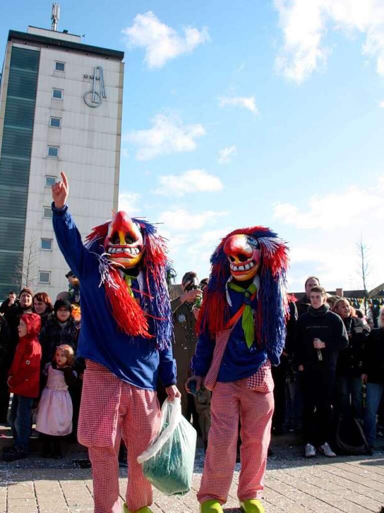 Die Narren strahlen mit der Sonne um die Wette beim Rosenmontags-Umzug in Bad Krozingen.