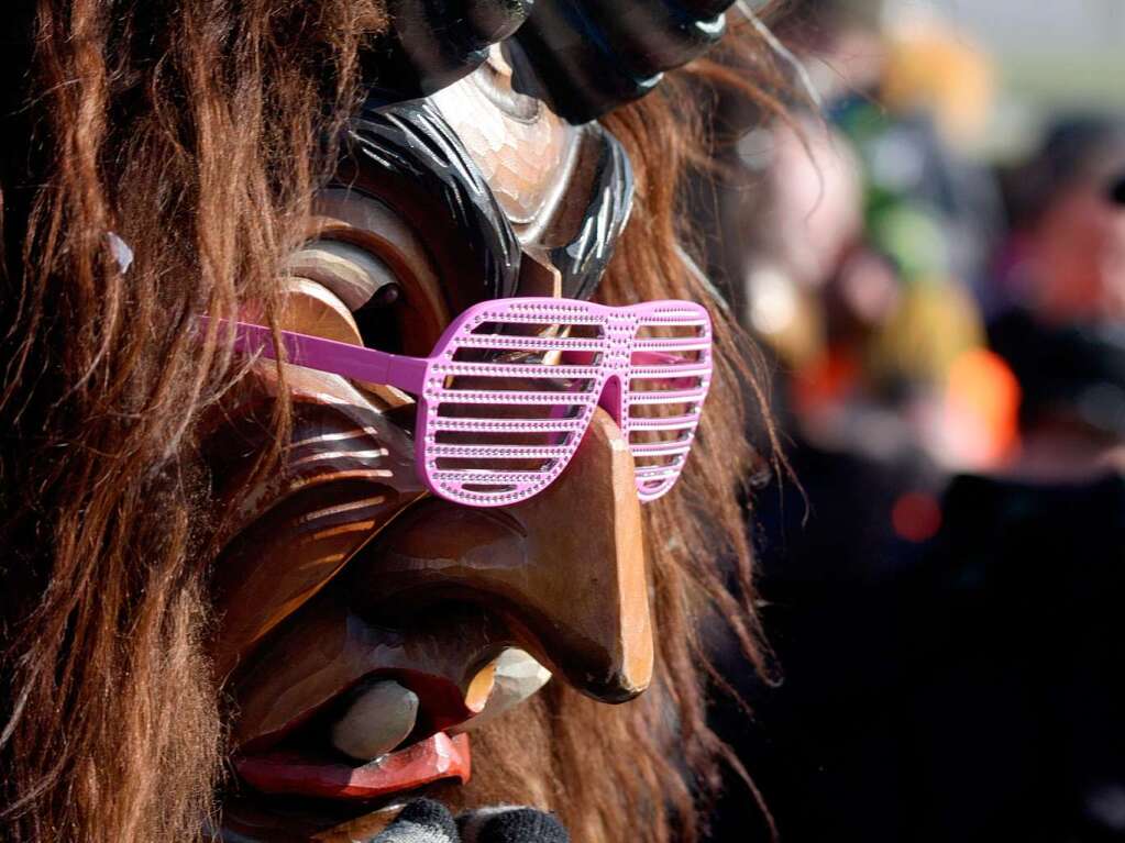 Die Narren strahlen mit der Sonne um die Wette beim Rosenmontags-Umzug in Bad Krozingen.