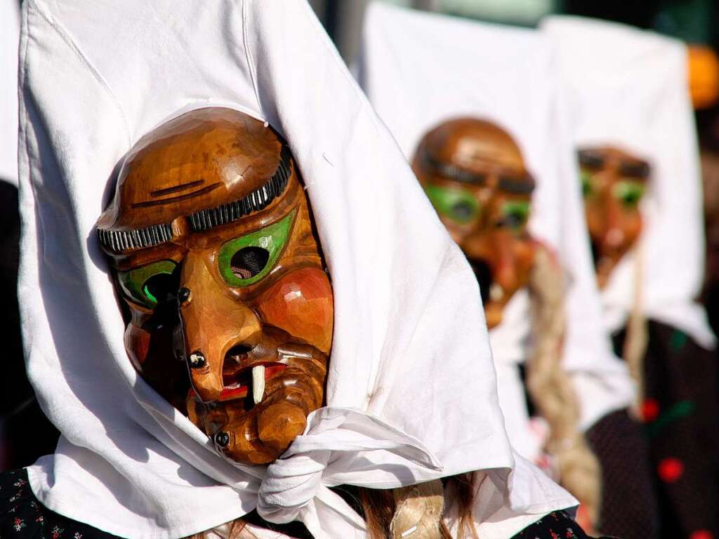 Die Narren strahlen mit der Sonne um die Wette beim Rosenmontags-Umzug in Bad Krozingen.