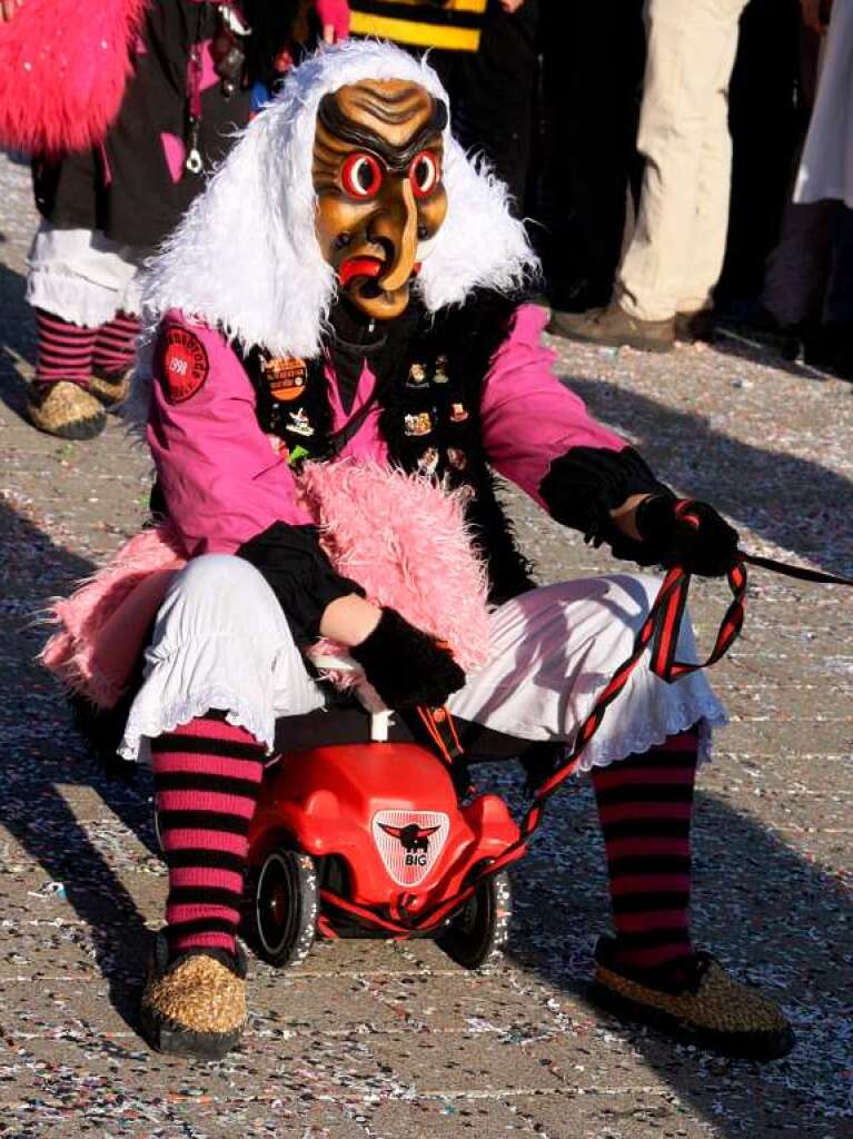 Die Narren strahlen mit der Sonne um die Wette beim Rosenmontags-Umzug in Bad Krozingen.