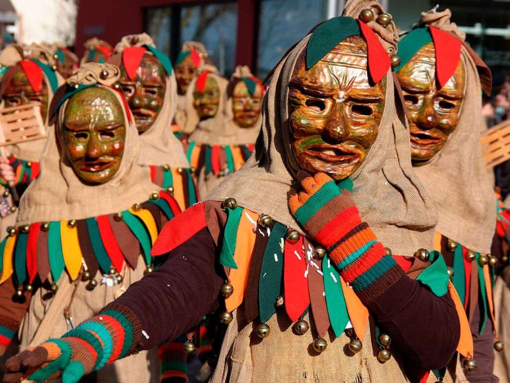 Die Narren strahlen mit der Sonne um die Wette beim Rosenmontags-Umzug in Bad Krozingen.