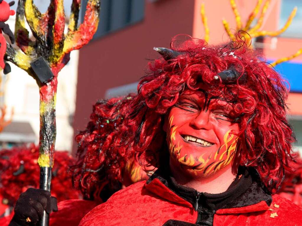 Die Narren strahlen mit der Sonne um die Wette beim Rosenmontags-Umzug in Bad Krozingen.