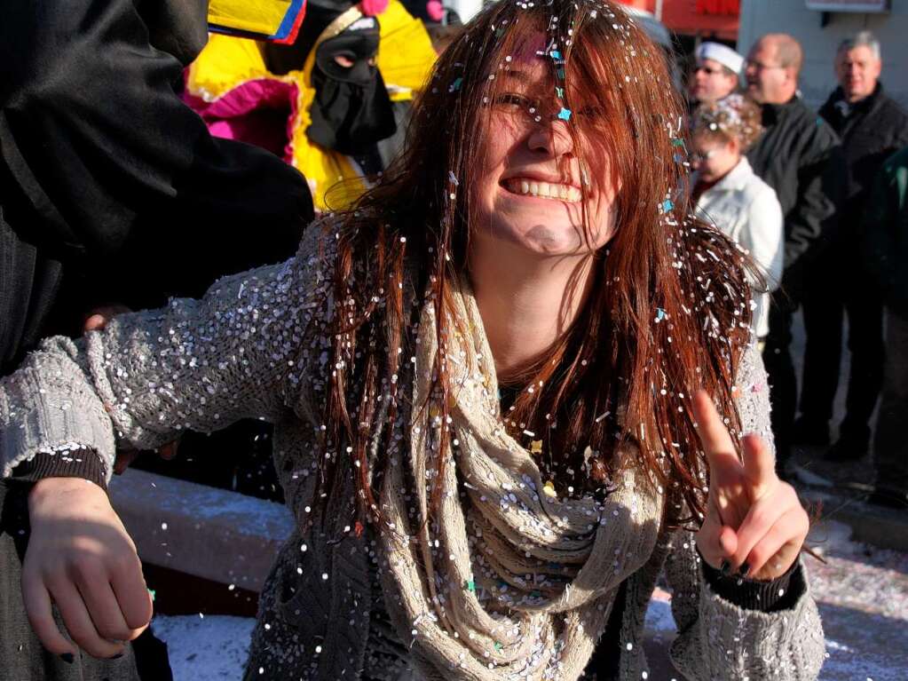 Die Narren strahlen mit der Sonne um die Wette beim Rosenmontags-Umzug in Bad Krozingen.