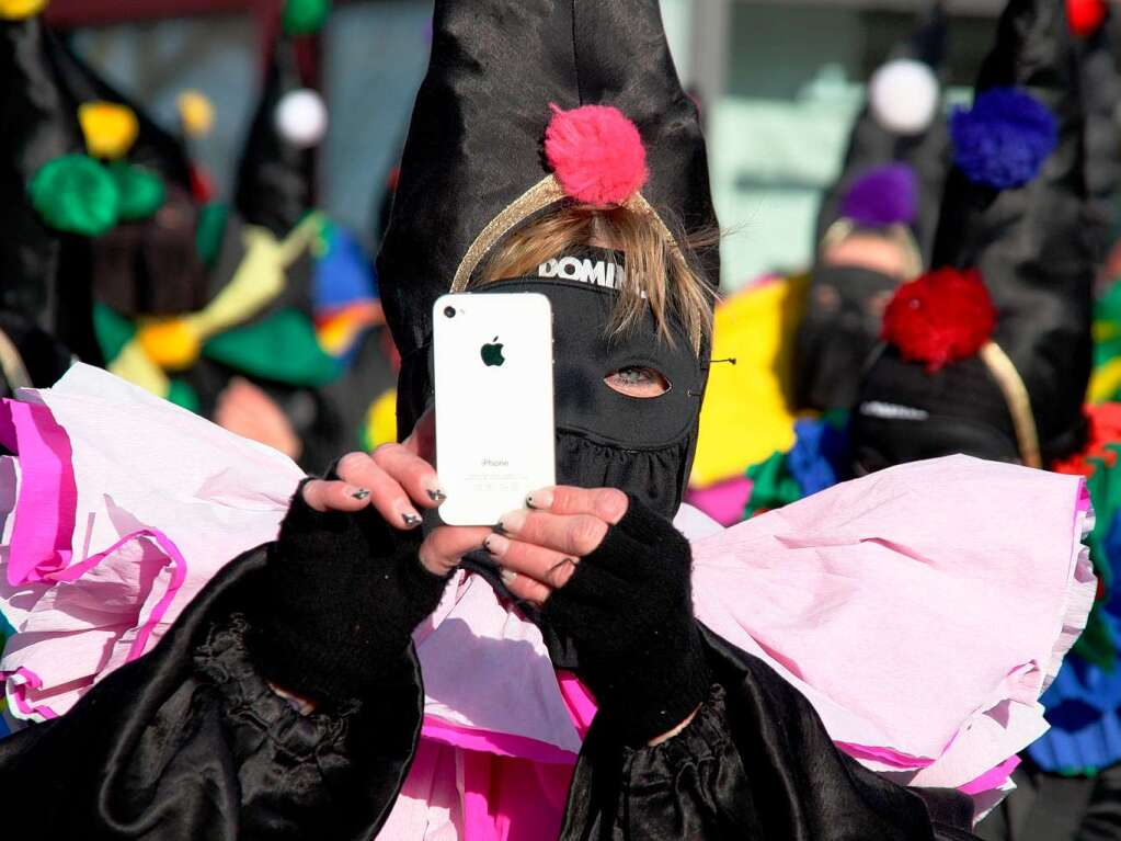 Die Narren strahlen mit der Sonne um die Wette beim Rosenmontags-Umzug in Bad Krozingen.