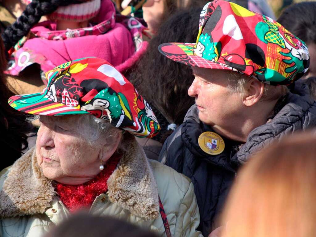 Die Narren strahlen mit der Sonne um die Wette beim Rosenmontags-Umzug in Bad Krozingen.